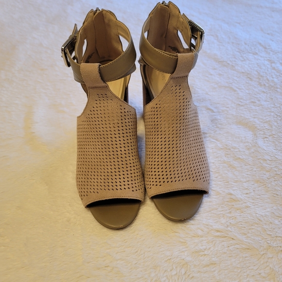 Marc Fisher Gabie Stacked Heel shoes - Picture 2 of 11